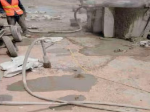 红毛镇水泥混凝土路面板底注浆技术 路面脱空注浆整治方案