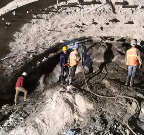 红毛镇拱顶带模注浆料的施工流程及注意事项